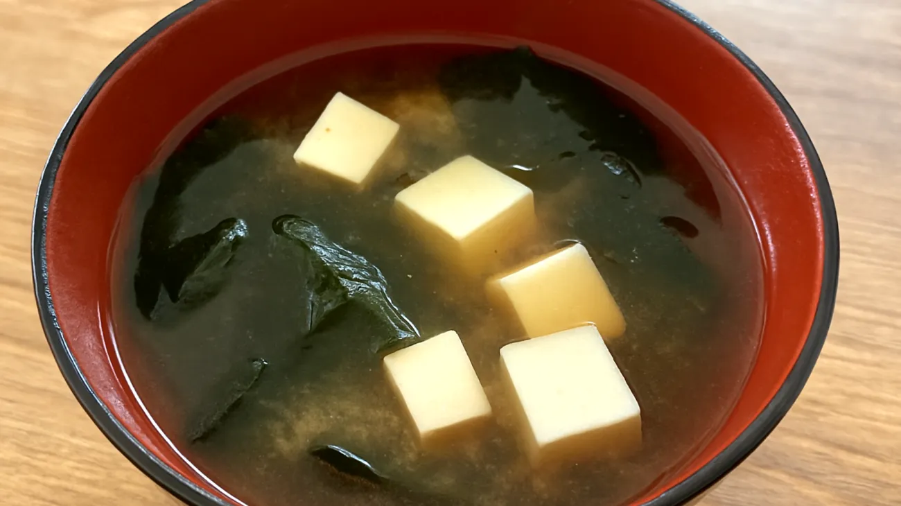 Miso-Suppe mit Wakame-Algen und Silken-Tofu"